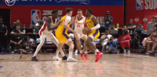 个人最佳之战!布朗尼11投5中 两记三分球拿下12分 帮助湖人队拿下首场胜利