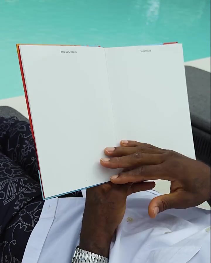 😂亲自玩梗自黑!詹姆斯拍轩尼诗广告🥃手捧《第一页》读扉页