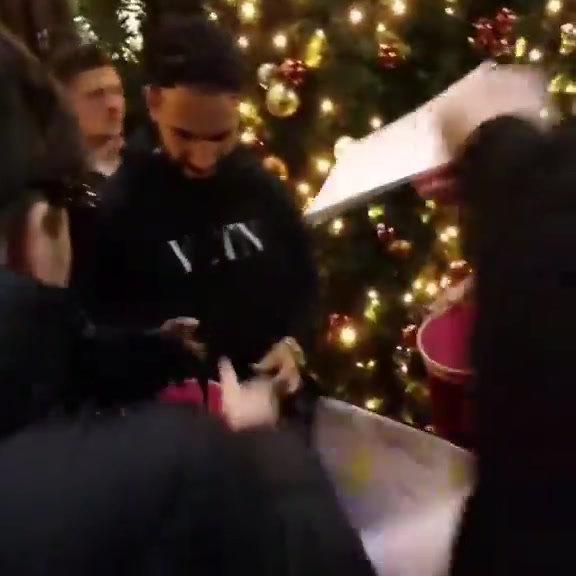 闪光灯不停🤩阿莫林外出用餐被记者、球迷包围,妥妥的明星待遇