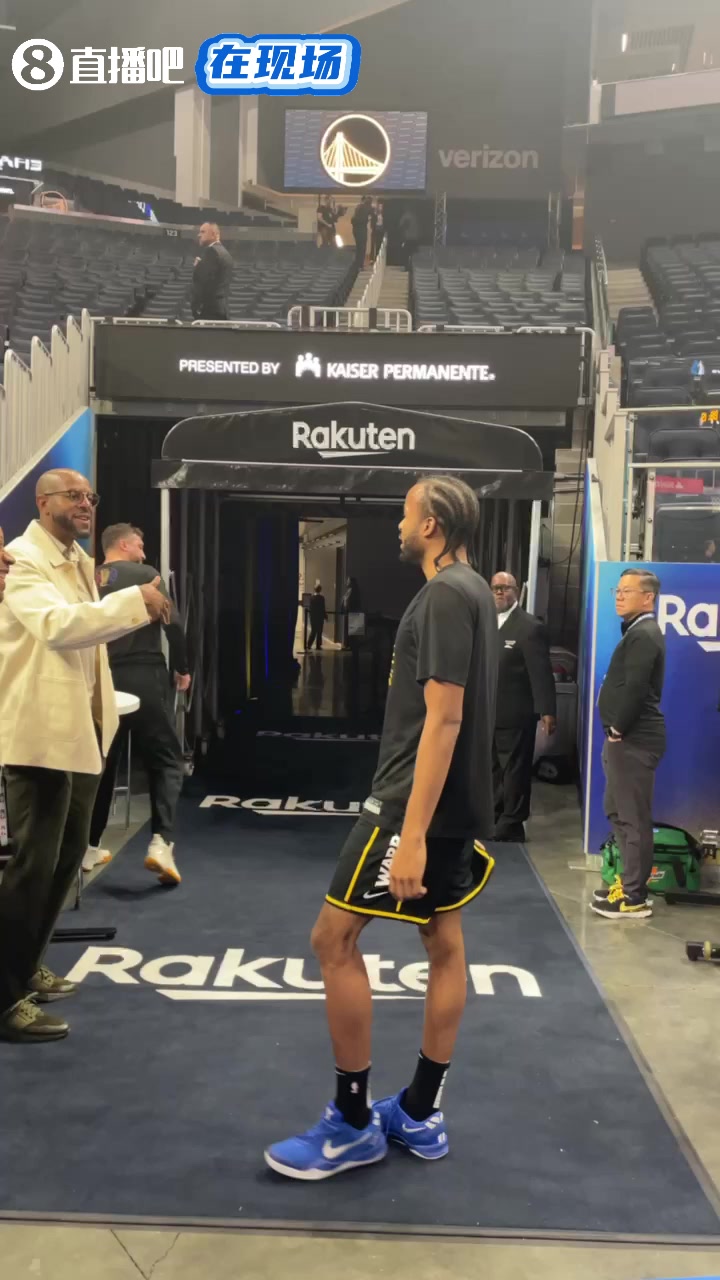 🥺老队友都来看克莱了!伊戈达拉也回大通中心来看球啦