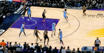 刚复出还得找找手感!布克20投仅4中得16分 送出9次助攻